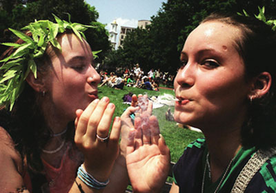 فتاتان ترتديان تاجا من أوراق الماريجوانا فى يوم الاستقلال بواشنطن عام 2000